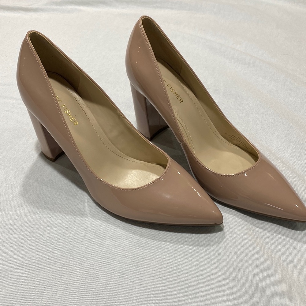MARC FISHER HEELS NWOT SIZE 8